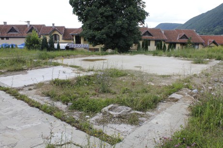 Mjesto gdje je 400 godina stajala uzgor džamija Hadždži Mustafe-ege carskog Kizlar-age koju su srpski barbari srušili u kasnu jesen 1992. Džamija je nacionalni spomenk Bosne i Hercegovine kojeg je obavezna obnoviti Vlada RS i Općine Mrkonjić-Grad. Nažalost, to niko ne traži. Na obližnjem (Dedića) mezaru bespravno su podignuti mnogi objekti - kao i na vakufskom zamljištu na širem području grada