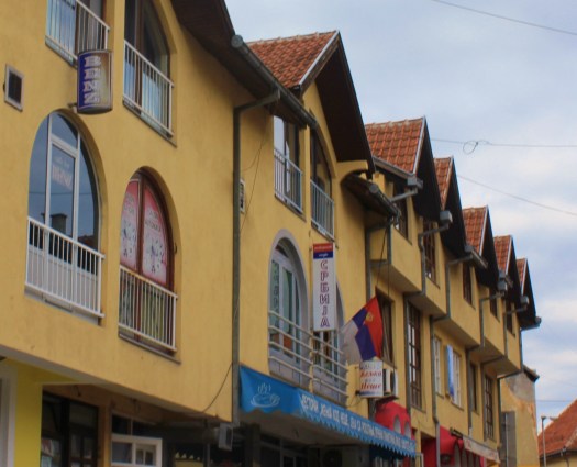 Stalna srbijanska zastava na "privremenom" objektu restorana "Србија"  - na mezaru,