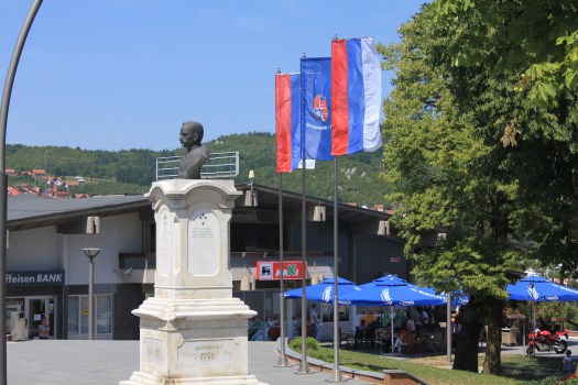 Spomenik kralju Petru - podignut na Kolobari, na vakufskoj zemlji