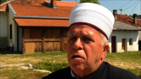 Muftija Banjalučki Edhem ef. Čamdžić: ne da reći  da su  Vlasti RS osigurale 150.000 KM za obnovu Mustafa-agine džamije kako bi od muslimana izmamio što više novca kojim on najčešće raspolaže. Gradi se dugo, često bez tendera i kontrole, sa istom projektantsko-građevinskom ekipo, koje jučer ne bi na gradilištu... On ne udaljava iz službe imama koji psuje i vrijeđaju džematlije  na temeljima obnove porušene Božje kuće, a koji ni njega samoga kao starješinu ne poštuje